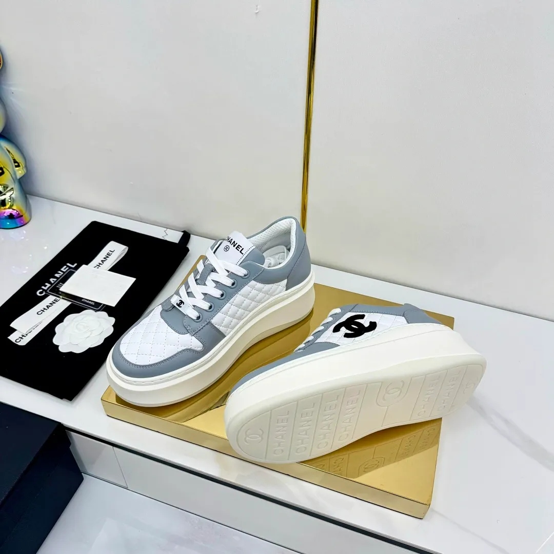👟👟Ex-factory price 600👟👟 Upgraded version, upgraded version, upgraded version! No rebuttal accepted! ! ! ! Chanel Chanel panda shoes! 2025 counter's top casual sports shoes. This classic design; the upper is electro-embroidered with a variety of techniques; the outsole is fashionable and sporty; the unusual inclusion of a variety of color matching elements... The diversified mix and match is very good-looking and versatile, and can be used for leisure, fashion, sports, and outdoor... ꫛꫀꪝ Go➫ Materials: ❶Upper made of: original imported first-layer silk cowhide + original waterproof cloth + original first-layer cowhide ❷Inner lining: Original Yangli+Net ❸Outsole based on: Original TPU combination outsole Counter boutique packaging complete set for women 35–41 👉 👉 👉 👉 👉